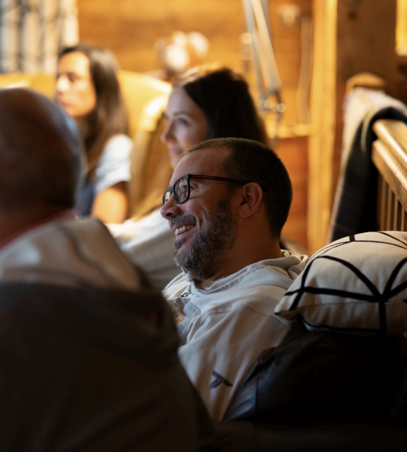 Un moment partagé entre participants dans un intérieur chaleureux
