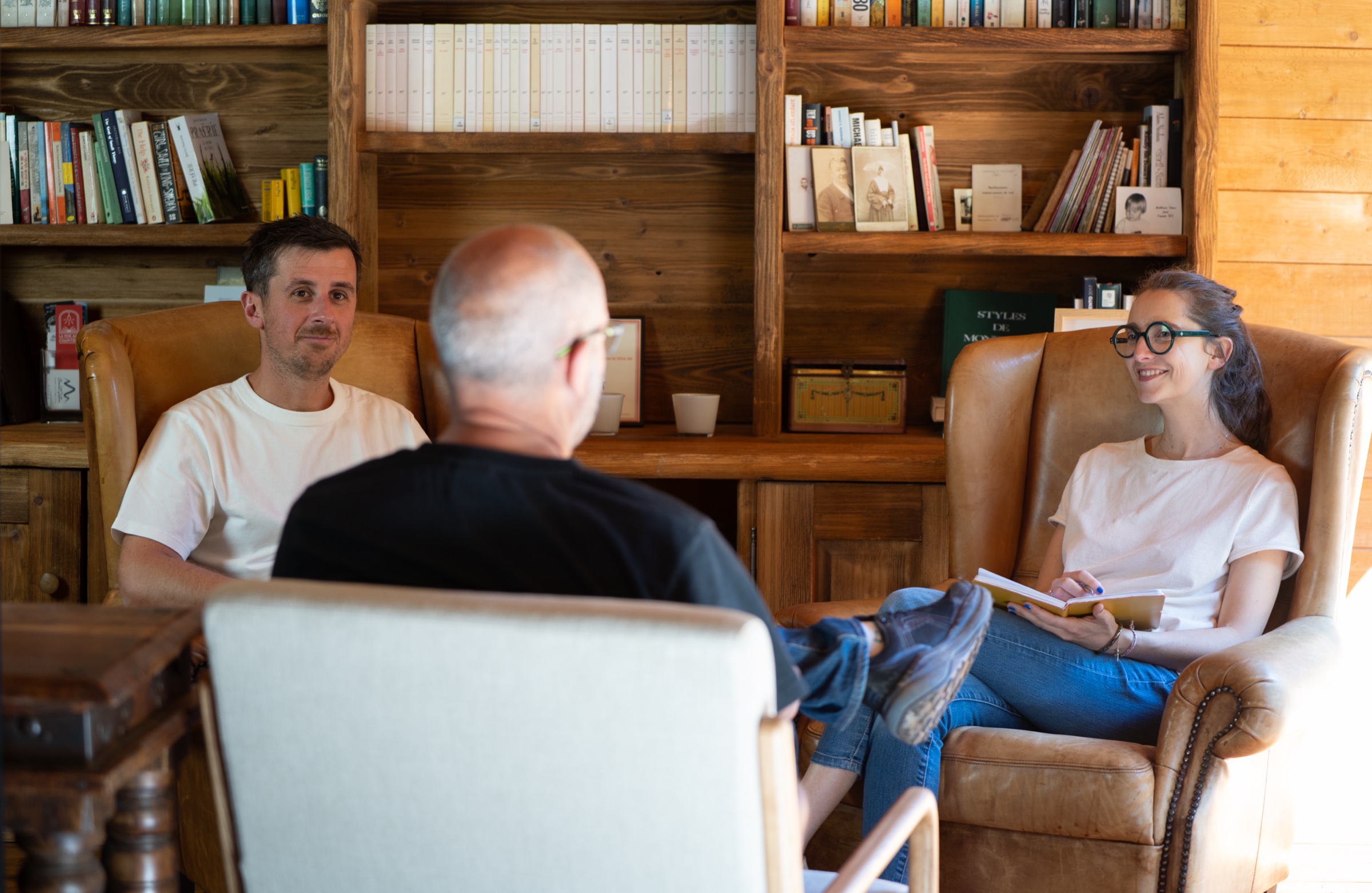 L'équipe Les Sommets en discussion dans une bibliothèque chaleureuse