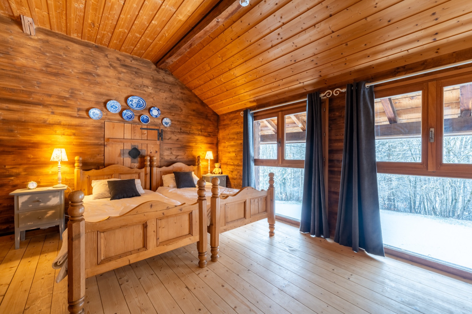 Chambre du chalet avec décoration en assiettes