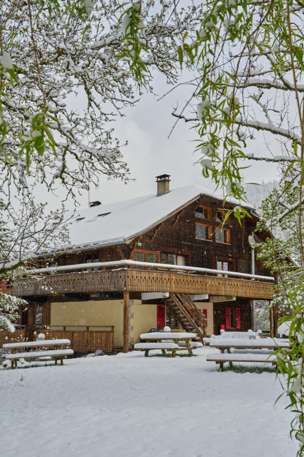 Vue extérieure du chalet sous la neige