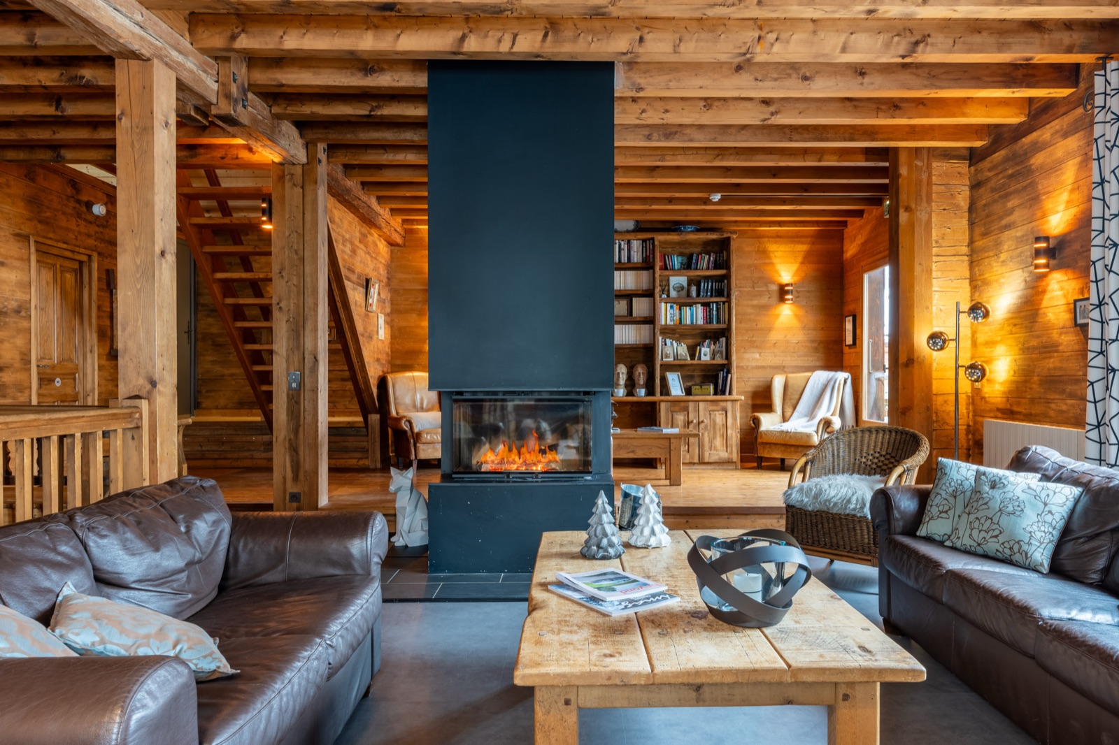 Salon chaleureux du chalet, face à la cheminée