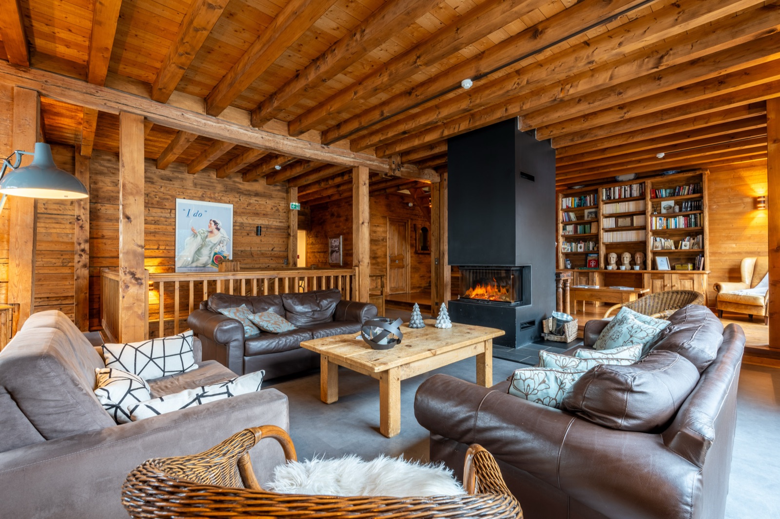 Grand salon du chalet, vue large
