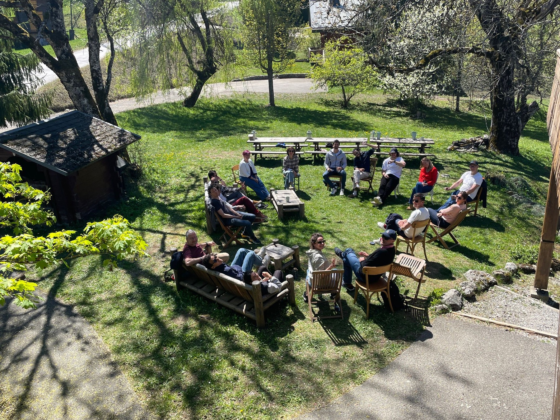 Un cercle de discussion en plein air, dans un jardin lumineux