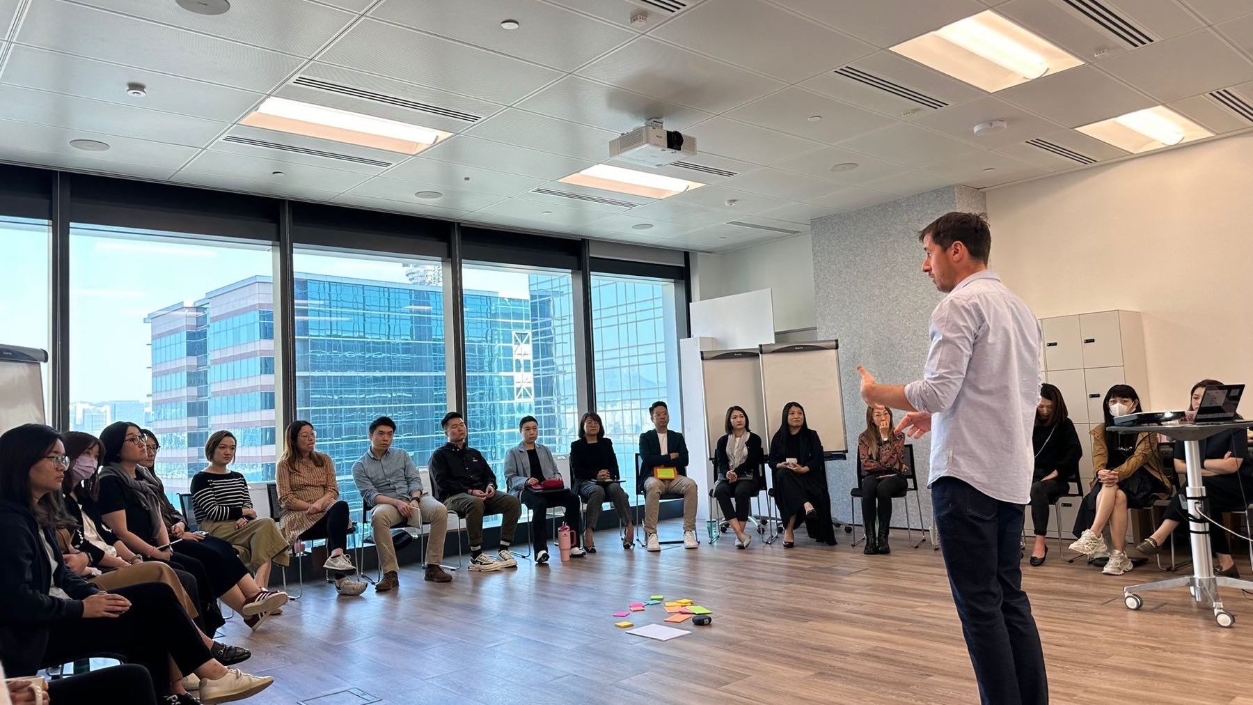 Un séminaire en présentiel : le groupe en atelier avec Thomas.